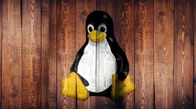 Linuxのキャラクターが描かれている木製の壁