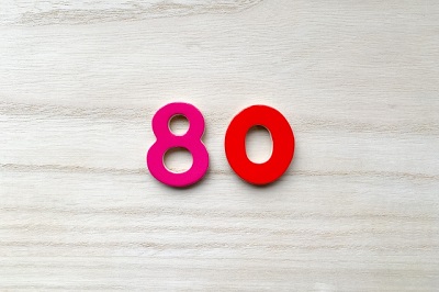 「80」という文字が描いてあるイラスト